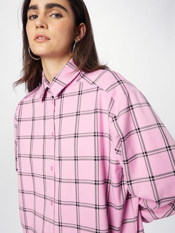 Monki - Blusa em rosa