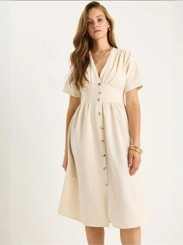 Bianco Lucci - Vestidos camiseiros em bege: frente