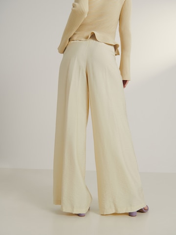 Guido Maria Kretschmer Women Wide leg Παντελόνι πλισέ 'Finja' σε κίτρινο