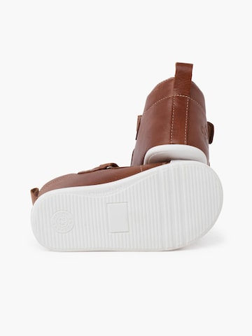 Pisamonas - Botas en marrón