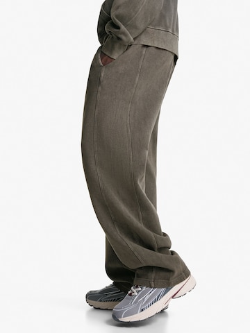 Loosefit Pantalon Bershka en gris : devant