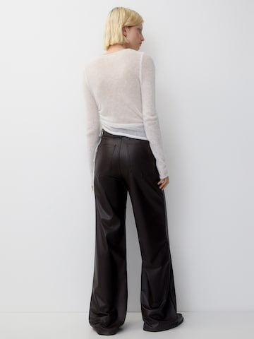 Pull&Bear Rozkloszowany krój Spodnie w kolorze brązowy