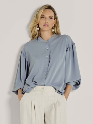 MADELEINE Blouse in Blauw: voorkant