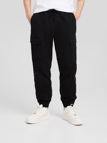 Bershka Дънки Tapered Leg Карго панталон в черно: отпред