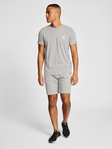 Hummel Regular Sportshorts in Grau