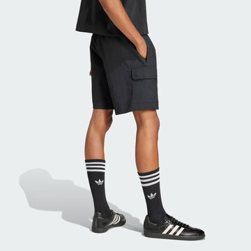 ADIDAS ORIGINALSLoosefit Cargo hlače 'Trefoil Essentials' - crna boja