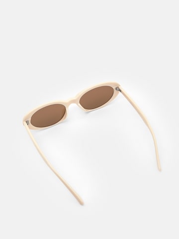Ochelari de soare de la Pull&Bear pe alb