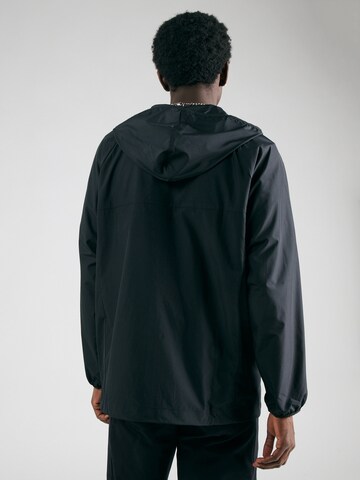 new balance Спортивная куртка 'Athletics Packable' в Черный