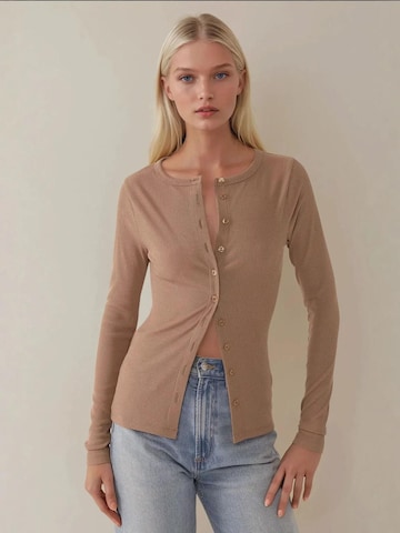 Hiccup Strickjacke in Braun: Vorderseite