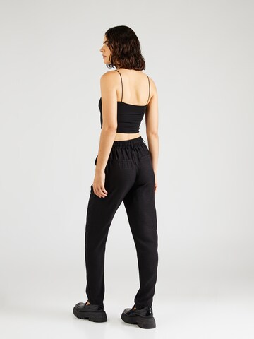 Tapered Pantaloni con pieghe 'VMMELONEY' di VERO MODA in nero
