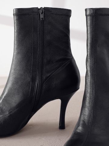 Next Bootie in Black