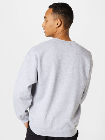 BURTON MENSWEAR LONDON Sweatshirt 'Nineteen Ninety' i grå