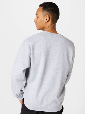 BURTON MENSWEAR LONDON - Sweatshirt 'Nineteen Ninety' em cinzento