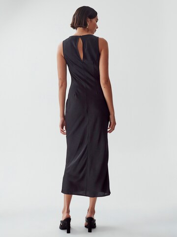 Calli Sukienka 'LEALA MIDI DRESS' w kolorze czarny