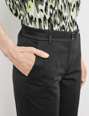 GERRY WEBER Slimfit Παντελόνι με τσάκιση σε μαύρο