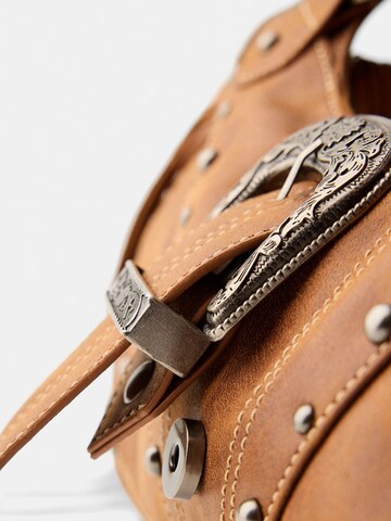 Bershka Schultertasche in Braun