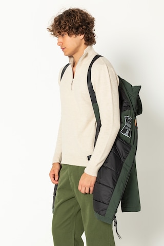 Ron Tomson Wintermantel, Model trägt Größe M in Grün