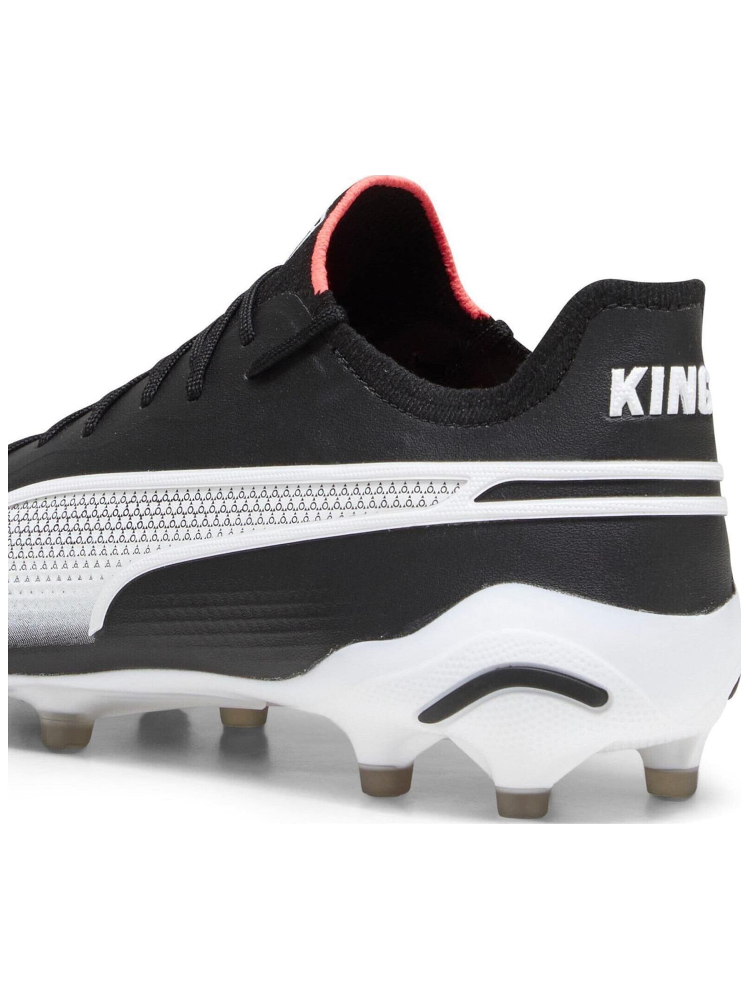 PUMA Soccer shoe 'Puma King Ultimate FG AG' in Black