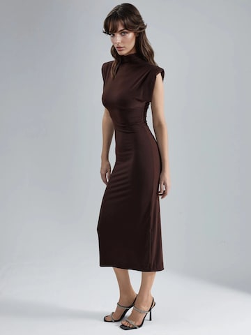 Abito di Busem in marrone: frontale