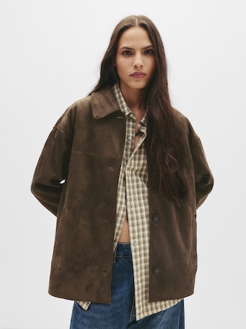 Pull&Bear Преходно яке в кафяво: отпред