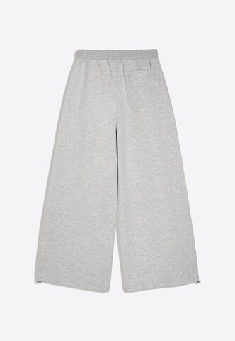 Barrel Pantaloni con pieghe di Bershka in grigio
