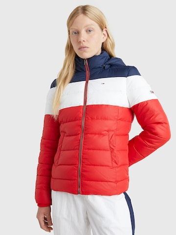 Tommy Jeans Winterjas in Rood: voorkant