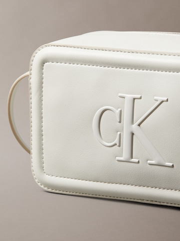 Calvin Klein Чанта с презрамки в бяло