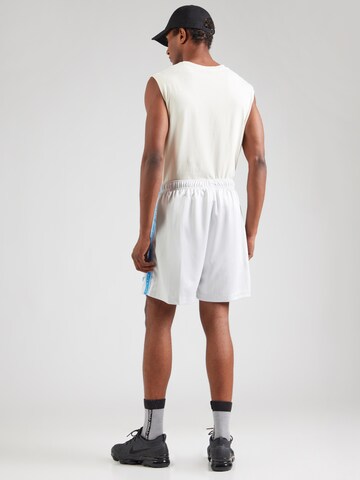 Nike Sportswear Szabványos Nadrág - szürke