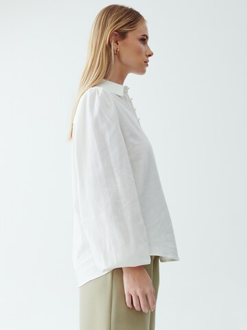 Calli - Blusa en blanco