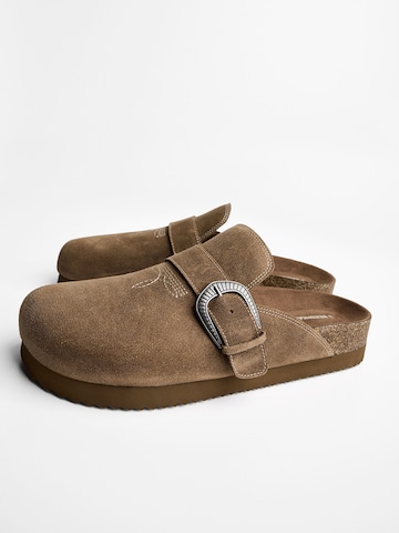Clogs di Bershka in beige