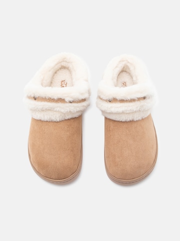 Crocs Pantofle 'Unfurgtble' – hnědá