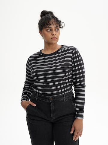 MELA T-shirt 'MEHAR' i svart: framsida