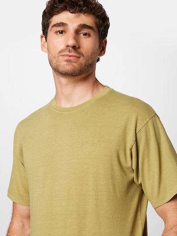 LEVI'S ® T-Shirt 'Red Tab' in Grün