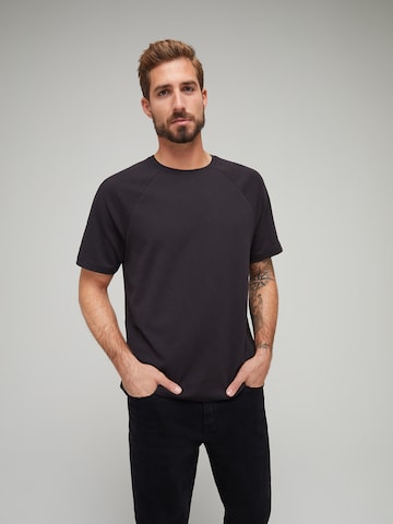 ABOUT YOU x Kevin Trapp חולצות 'Lennox' בשחור: מלפנים