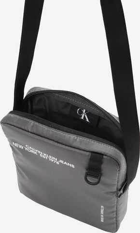 Calvin Klein Jeans - Bolso de hombro 'ESSENTIALS' en gris