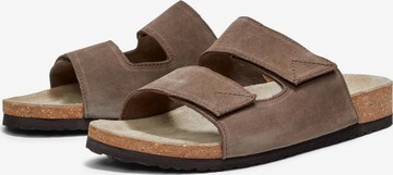 SELECTED HOMME - Zapatos abiertos 'Bastian' en marrón