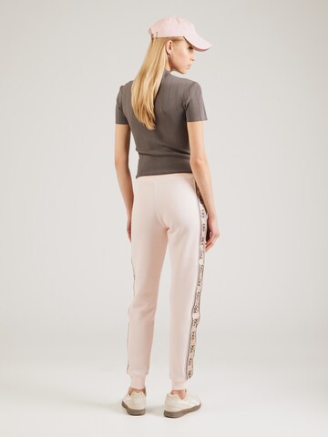 GUESS - Tapered Pantalón deportivo 'BRITNEY' en rosa