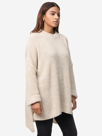 Elara Trui in Beige