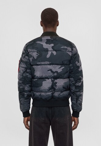 ALPHA INDUSTRIES Übergangsjacke 'Camo' in Schwarz