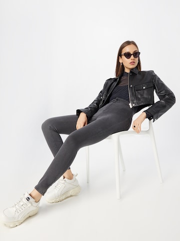 PIECES Skinny Jeans 'SANNI' in Grau