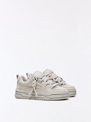 Sneaker bassa di Bershka in grigio