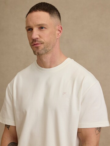 DAN FOX APPAREL Μπλουζάκι 'Arthur' σε λευκό