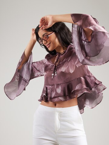 GUESS - Blusa en lila: frente