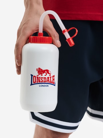 Sticlă apă de la LONSDALE pe alb