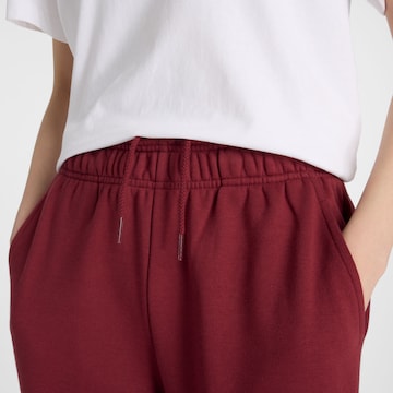 Effilé Pantalon 'Essentials' new balance en rouge
