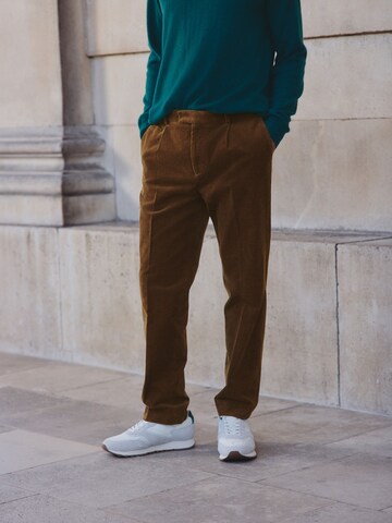 Coupe slim Pantalon 'Rich' Next en marron : devant