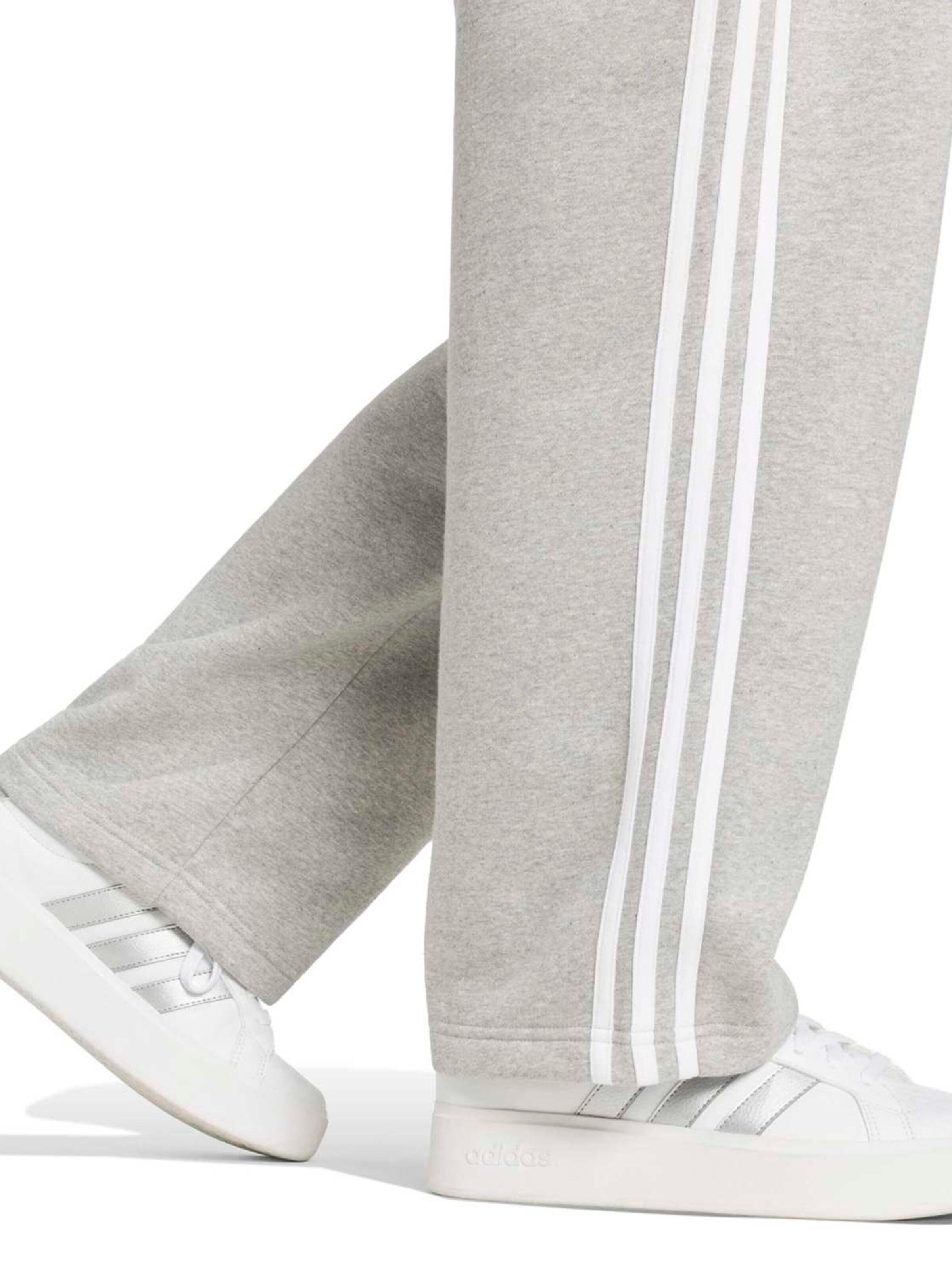 Loosefit Pantaloni sportivi di ADIDAS SPORTSWEAR in grigio