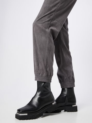 Tapered Pantaloni di Someday in grigio