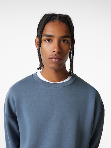 BershkaSweater majica - plava boja