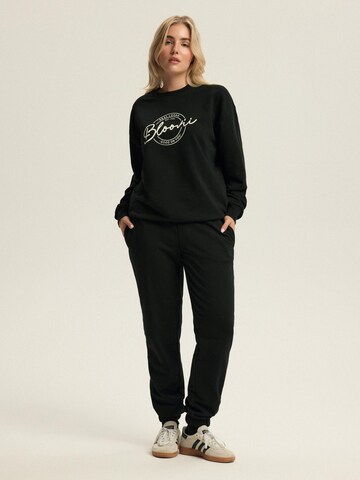 ESOTIQ Regular Pants 'Lee' in Black: front